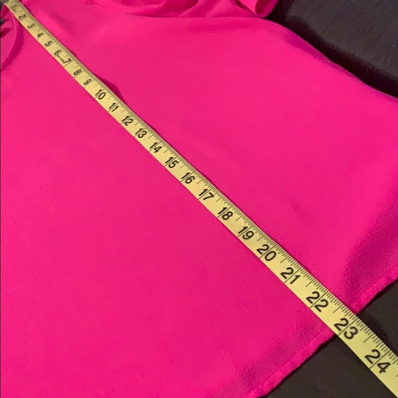 VINCE CAMUTO Blouse. Size Small - Picture 10 of 11